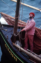 Pêcheur sur son bateau. © Philip Plisson / Plisson La Trinité / AA00606 - Nos reportages photos - Activité maritime