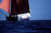 Thonier en contre-jour. © Philip Plisson / Plisson La Trinité / AA00615 - Photo Galleries - Sea