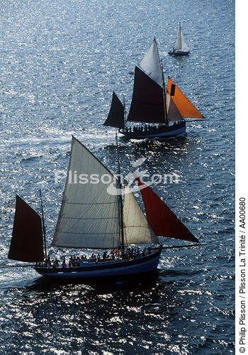Le Reder Mor et le Vieux Copain pendant Brest 96. - © Philip Plisson / Plisson La Trinité / AA00680 - Nos reportages photos - Lumière