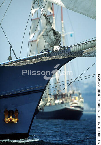 Grand voilier en arrière plan de l'étrave d'un bateau. - © Guillaume Plisson / Plisson La Trinité / AA00689 - Nos reportages photos - Vue non aérienne