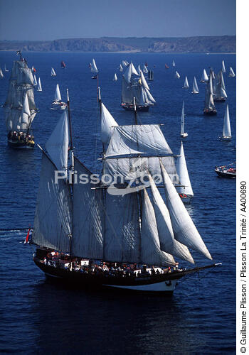 L'Oosterschelde et autres voiliers en arrière plan, pendant Brest 96. - © Guillaume Plisson / Plisson La Trinité / AA00690 - Photo Galleries - Brest 96
