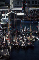 Sur le quai pendant Brest 96. © Guillaume Plisson / Plisson La Trinité / AA00692 - Photo Galleries - Port