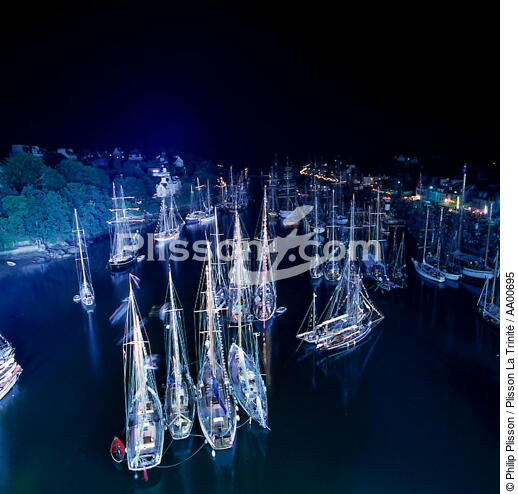 Mouillage à Port-Rhu pendant Brest 92. - © Philip Plisson / Plisson La Trinité / AA00695 - Nos reportages photos - Les grands rassemblements de Brest