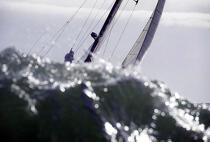 Mât derrière une vague... © Philip Plisson / Plisson La Trinité / AA00706 - Nos reportages photos - Gros temps