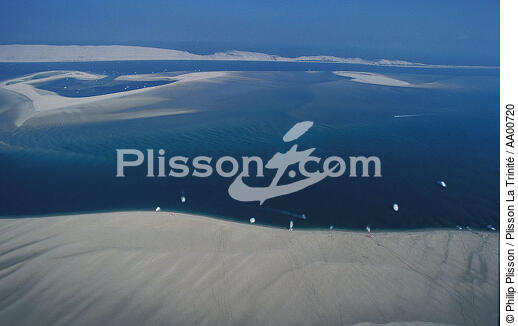 Le banc d'Arguin et au fond de l'image, la dune du Pilat. - © Philip Plisson / Plisson La Trinité / AA00720 - Nos reportages photos - Paysage littoral