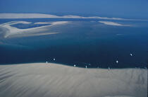 Le banc d'Arguin et au fond de l'image, la dune du Pilat. © Philip Plisson / Plisson La Trinité / AA00720 - Nos reportages photos - Voilier