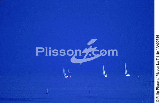 Lumière bleue pendant une régate. - © Philip Plisson / Plisson La Trinité / AA00786 - Nos reportages photos - Course