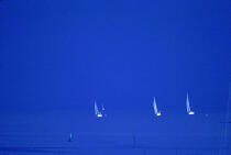 Lumière bleue pendant une régate. © Philip Plisson / Plisson La Trinité / AA00786 - Nos reportages photos - Près