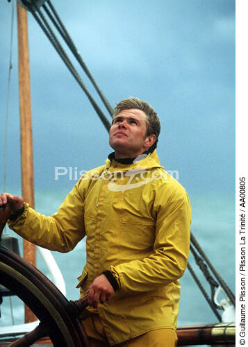 Jeune marin à la barre du Belem. - © Guillaume Plisson / Plisson La Trinité / AA00805 - Nos reportages photos - Elément d'un bateau