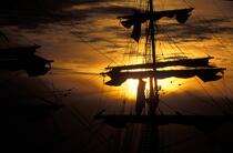 Mâture du Belem sur fond de coucher de soleil. © Guillaume Plisson / Plisson La Trinité / AA00809 - Photo Galleries - Tall ships