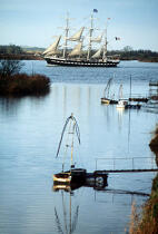 Le Belem en arrière plan sur la Loire. © Philip Plisson / Plisson La Trinité / AA00811 - Nos reportages photos - Trois-mâts barque