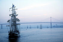 Le Belem devant le pont de Saint Nazaire. © Guillaume Plisson / Plisson La Trinité / AA00825 - Photo Galleries - Tall ships