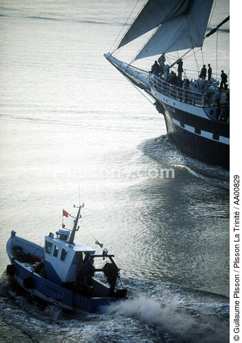 Bateau de pêche devant le Belem. - © Guillaume Plisson / Plisson La Trinité / AA00829 - Nos reportages photos - Elément d'un bateau