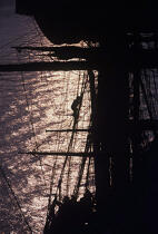 Coucher de soleil sur un équipier dans la mâture du Belem. © Guillaume Plisson / Plisson La Trinité / AA00831 - Nos reportages photos - Trois-mâts barque