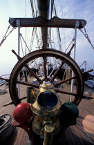 La barre à roue de l'Esmeralda. © Philip Plisson / Plisson La Trinité / AA00835 - Nos reportages photos - Accastillage
