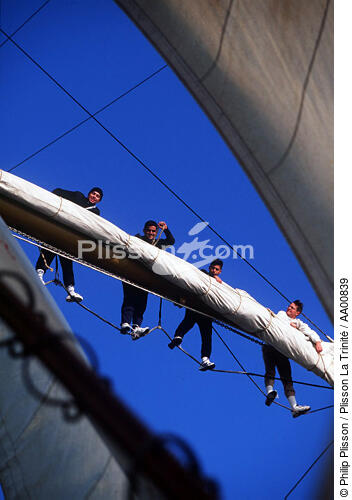 Officiers sur les vergues de l'Esmeralda, déferlant les voiles. - © Philip Plisson / Plisson La Trinité / AA00839 - Nos reportages photos - Vergue