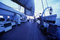 Sur le pont de l'Esmeralda. © Philip Plisson / Plisson La Trinité / AA00840 - Photo Galleries - Deck [of boat]