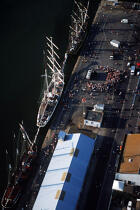 Bassin de Saint-Nazaire pendant l'Armada. © Guillaume Plisson / Plisson La Trinité / AA00852 - Nos reportages photos - Vertical