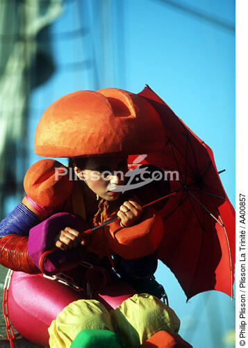 Femme déguisée pour l'Armada. - © Philip Plisson / Plisson La Trinité / AA00857 - Nos reportages photos - Vue non aérienne