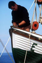 Equipier dans l'annexe de l'Esmeralda. © Philip Plisson / Plisson La Trinité / AA00865 - Nos reportages photos - Les Grands voiliers