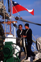 Deux équipiers sur le pont. © Philip Plisson / Plisson La Trinité / AA00867 - Photo Galleries - Deck [of boat]