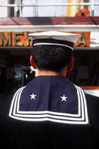 Officier de dos en costume. © Philip Plisson / Plisson La Trinité / AA00868 - Photo Galleries - Four-masted schooner