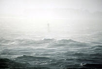 Balise sous la brume. © Philip Plisson / Plisson La Trinité / AA00907 - Nos reportages photos - Gros temps