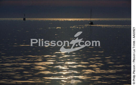 Coucher de soleil sur mer calme. - © Philip Plisson / Plisson La Trinité / AA00921 - Photo Galleries - Maritime activity