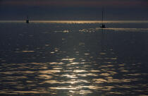 Coucher de soleil sur mer calme. © Philip Plisson / Plisson La Trinité / AA00921 - Nos reportages photos - Balise
