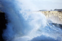 Eclat de vague sur la jetée. © Philip Plisson / Plisson La Trinité / AA00922 - Nos reportages photos - Environnement