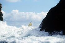 Bateau perdu sous les vagues. © Philip Plisson / Plisson La Trinité / AA00924 - Nos reportages photos - Ecume