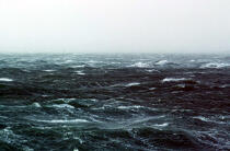 Ciel brumeux et mer agitée. © Guillaume Plisson / Plisson La Trinité / AA00933 - Photo Galleries - Heavy swell