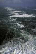 Ile de Sein en arrière plan, vagues au premier. © Philip Plisson / Plisson La Trinité / AA00940 - Photo Galleries - Foaming