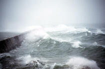 Tempête, éclat de vagues sur la jetée. © Philip Plisson / Plisson La Trinité / AA00944 - Photo Galleries - Port