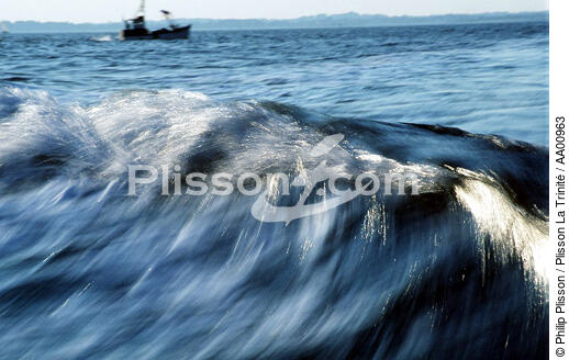 Bateau de pêche en arrière plan d'une vague. - © Philip Plisson / Plisson La Trinité / AA00963 - Photo Galleries - Heavy swell
