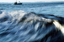 Bateau de pêche en arrière plan d'une vague. © Philip Plisson / Plisson La Trinité / AA00963 - Nos reportages photos - Pêche