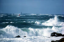 Tempête, phare en arrière plan. © Philip Plisson / Plisson La Trinité / AA00978 - Nos reportages photos - Activité maritime