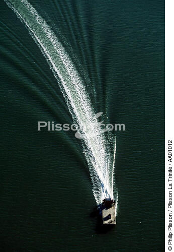Ponton ostréicole sur une mer d'huile. - © Philip Plisson / Plisson La Trinité / AA01012 - Nos reportages photos - Pêche