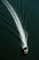 Ponton ostréicole sur une mer d'huile. © Philip Plisson / Plisson La Trinité / AA01012 - Nos reportages photos - Vue aérienne