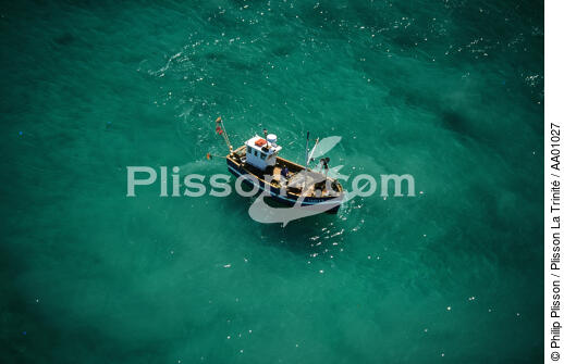 Bateau de pêche sur une mer verte. - © Philip Plisson / Plisson La Trinité / AA01027 - Nos reportages photos - Pêche