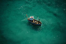 Bateau de pêche sur une mer verte. © Philip Plisson / Plisson La Trinité / AA01027 - Nos reportages photos - Mer calme