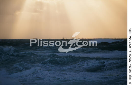 Trouée au dessus d'un bateau de pêche. - © Philip Plisson / Plisson La Trinité / AA01035 - Nos reportages photos - Pêche