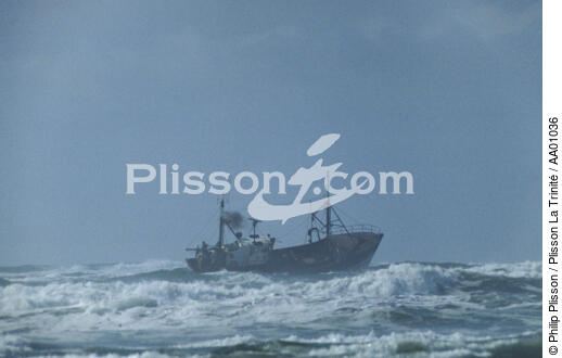 Bateau de pêche dans le gros temps - © Philip Plisson / Plisson La Trinité / AA01036 - Photo Galleries - Fishing