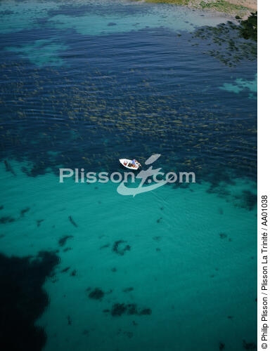 Vue aérienne d'un canot de pêche, île Molène. - © Philip Plisson / Plisson La Trinité / AA01038 - Photo Galleries - Fishing