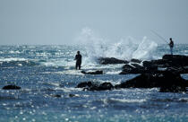 Pêcheur sur la côte sauvage. © Philip Plisson / Plisson La Trinité / AA01061 - Nos reportages photos - Géomorphie