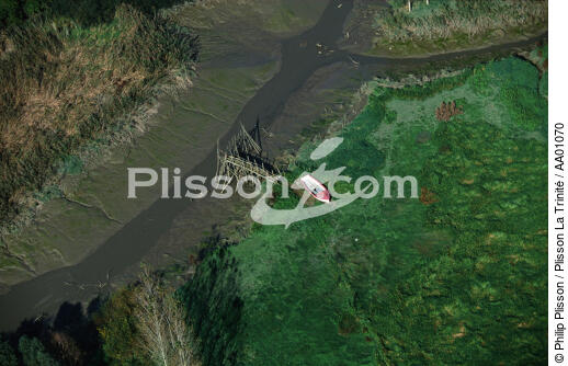 Vue aérienne d'une barque, marée basse. - © Philip Plisson / Plisson La Trinité / AA01070 - Nos reportages photos - Marée basse