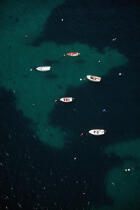 Vue aérienne de barques au mouillage. © Guillaume Plisson / Plisson La Trinité / AA01073 - Nos reportages photos - Flotte