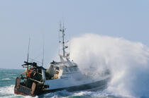 Eclat de vague sur le Monica II. © Guillaume Plisson / Plisson La Trinité / AA01083 - Nos reportages photos - Pêche côtière