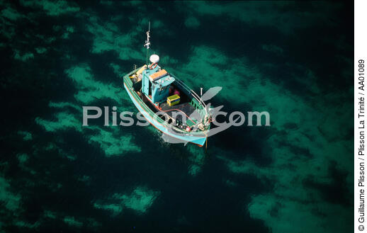 Petit bateau de pêche aux Glénan. - © Guillaume Plisson / Plisson La Trinité / AA01089 - Nos reportages photos - Finistère