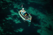 Petit bateau de pêche aux Glénan. © Guillaume Plisson / Plisson La Trinité / AA01089 - Photo Galleries - Fishing